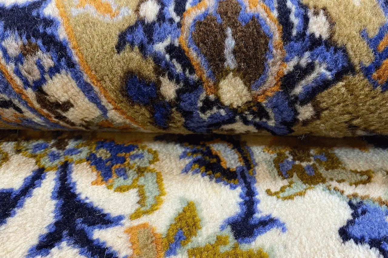Pelo de alfombra Keshan con un motivo ornamental azul sobre fondo beige