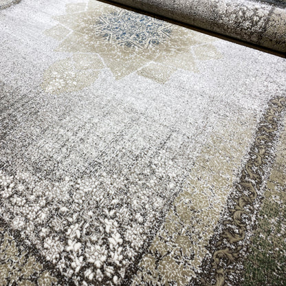 Dekorativer Teppich mit ornamentalem Design in Rauchgrün.