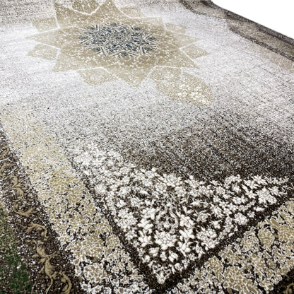 Zeitloser Teppich in Graugrün mit detailreicher Bordüre.