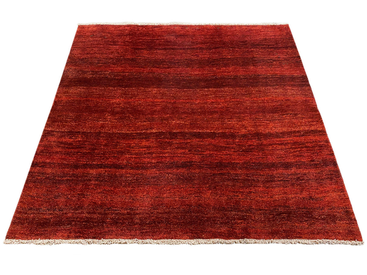 Roter Gabbeh-Teppich ausgebreitet, feine horizontale Streifenoptik, glatte Kanten