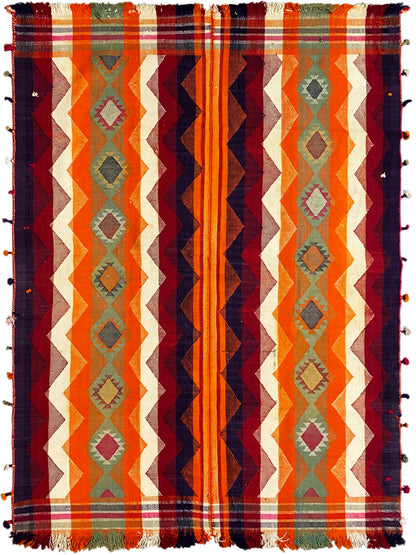 Esszimmer handgewebter Jajim Teppich in warmen Farbtönen und traditionellem Muster