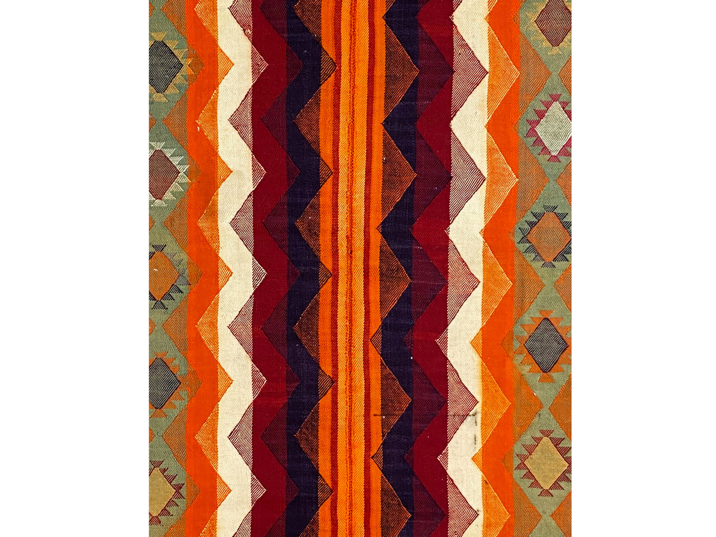 Salon dekorativer Jajim Teppich aus Wolle mit orangefarbenen Streifen und geometrischen Details