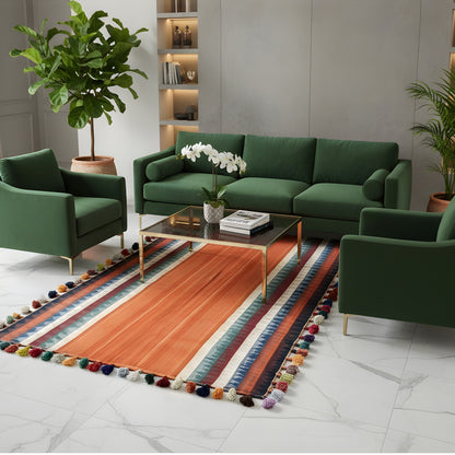 Schlafzimmer farbintensiver Jajim Wollteppich im Boho-Stil mit warmem Mittelstreifen