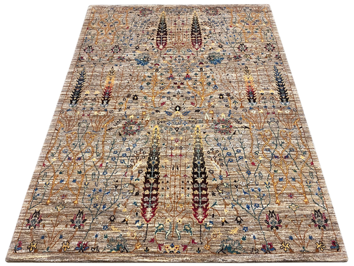 Rechteckiger Teppich mit hellem Grund, symmetrischen Ornamenten in Blau und Schwarz