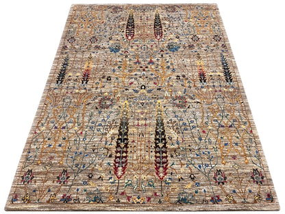Rechteckiger Teppich mit hellem Grund, symmetrischen Ornamenten in Blau und Schwarz