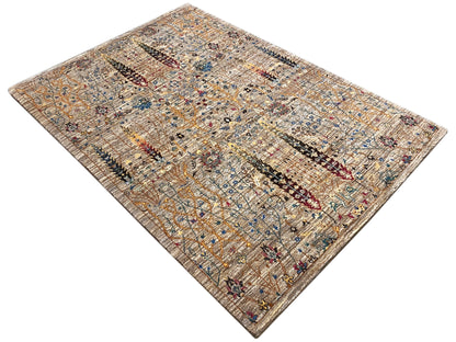 Teppich in Beige mit bunten Linien und Ziermotiven, diagonale Ansicht