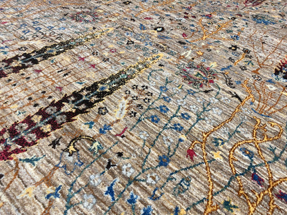 Teppichdetail mit dichtem Flor, beige Untergrund und blau-roten Musterlinien