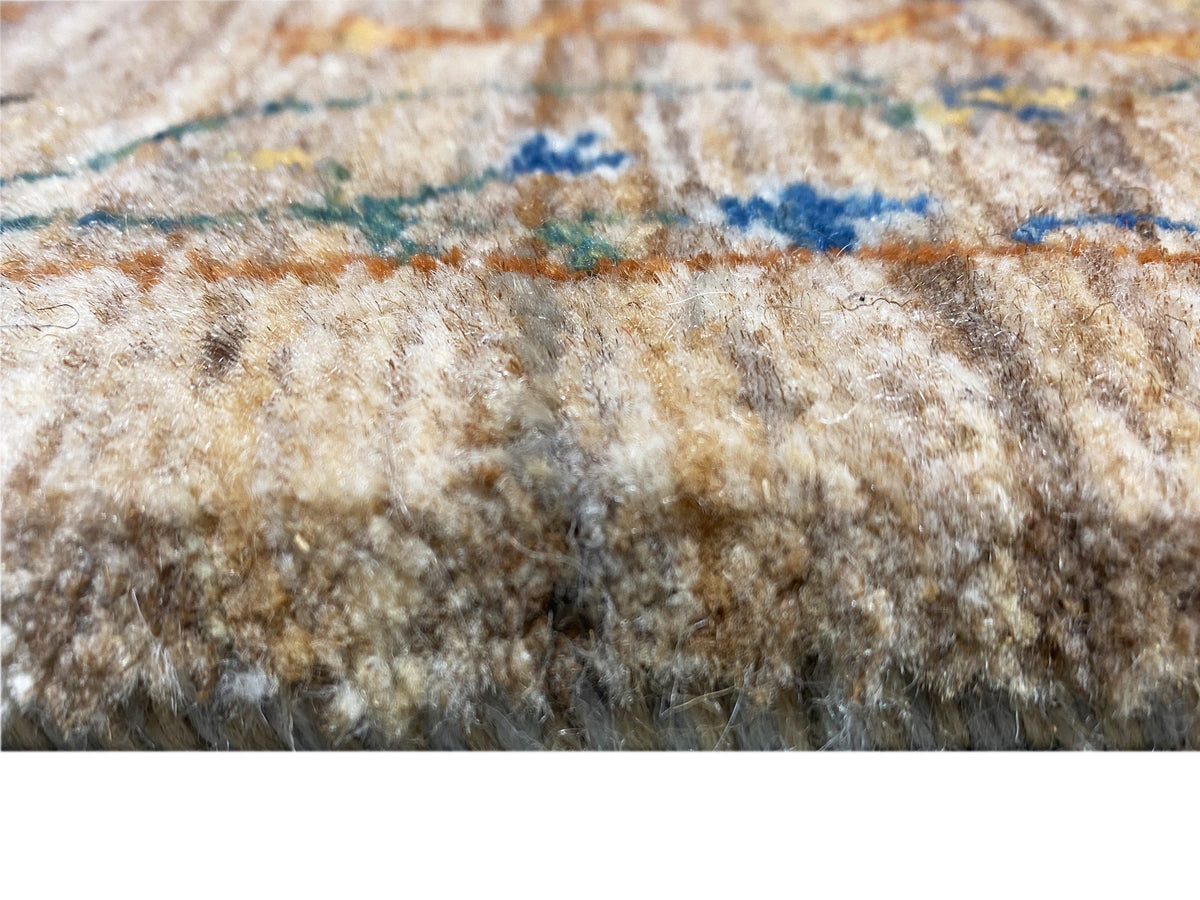 Teppich mit beigem Flor und blau-braunen Ornamenten, Detailaufnahme des Florbilds