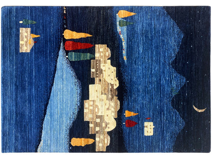 Gabbeh-Luri Teppich Nahansicht: blaues Muster mit beigem Haus, roten/gelben Elementen und Mondsichel.