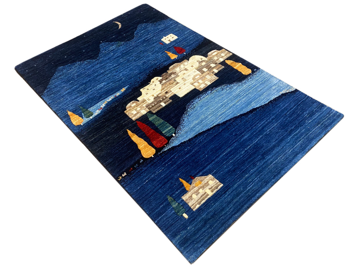 Gabbeh-Luri Teppich mit geometrischem Landschaftsmuster in Dunkel- und Hellblau mit Figuren.