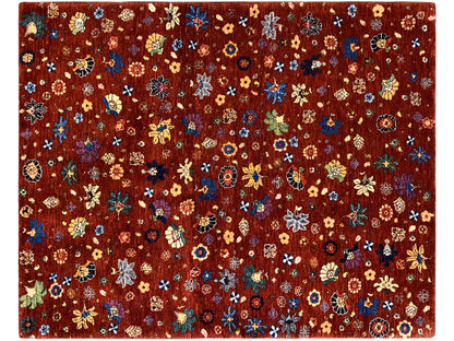 Teppich mit rötlich-braunem Grund und dichtem mehrfarbigem Blumenmuster im Detail.