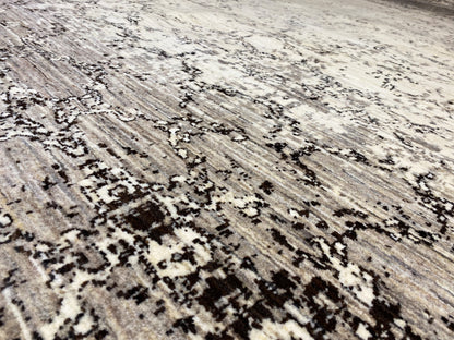 Primer plano de la superficie de la alfombra con franjas ornamentales grises y negras sobre un fondo claro