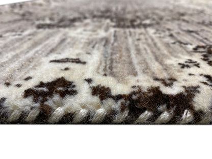 Primer plano del pelo de la alfombra: fibras claras con patrones gris oscuro y una estructura de tejido densa