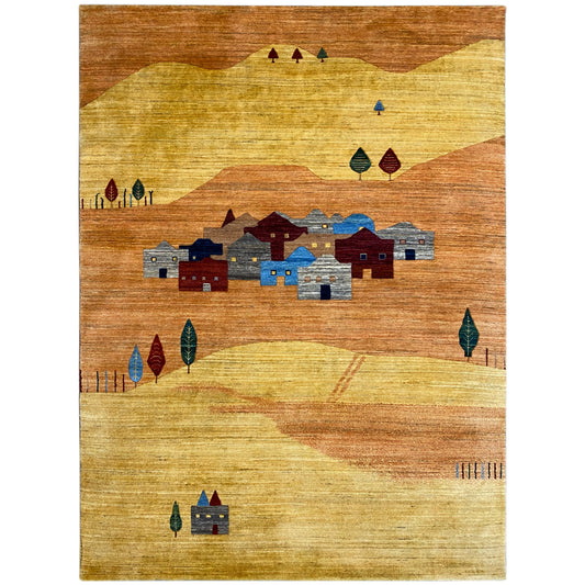 Alfombra con fondo amarillo-marrón y diseño de pueblo multicolor en azul, rojo y verde