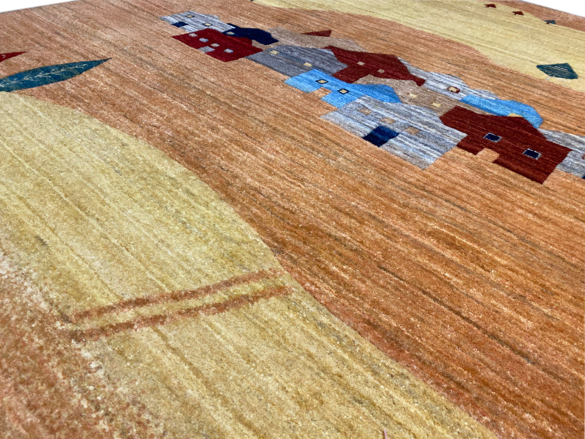 Teppichdetail mit Häusern, Straßenmustern und Farbflächen in Gelb-Braun