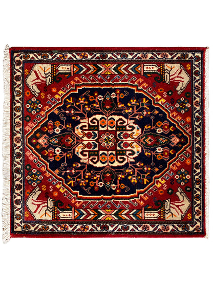 Quadratischer Teppich mit dunkelblauem Mittelmedaillon und rotem Rahmen, Fransen am Rand