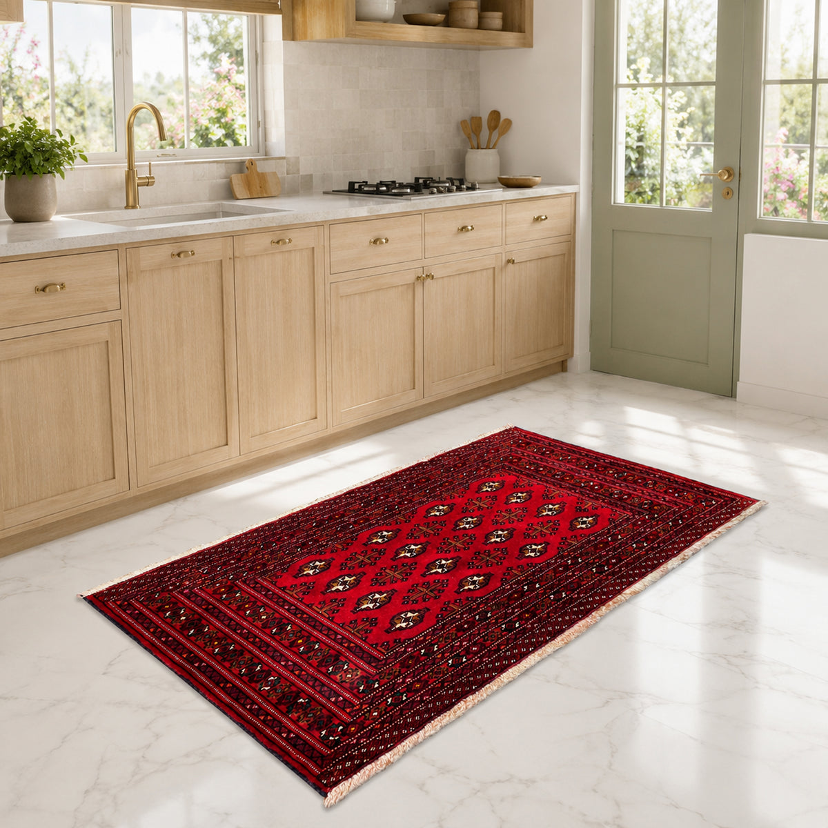 Roter Turkmen Teppich mit Medaillonmustern, Bordüren und Fransen, rechteckig