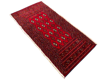 Turkmen Teppich, rotes Feld mit Bordüren, Medaillonmuster, diagonal fotografiert mit Fransen