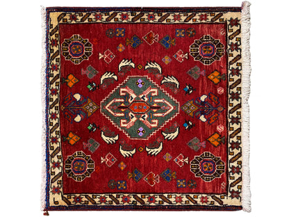 Alfombra Poshti de 58x57 cm, con motivo ornamental vintage rojo, cenefa en el borde y flecos