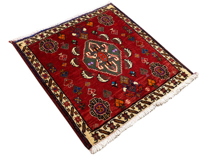 Alfombra Poshti de 58x57 cm, alfombra roja con flores estilizadas, cenefa decorativa y flecos