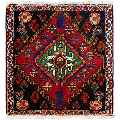 Alfombra Poshti de 56x56 cm con fondo negro, adornos de colores y flecos decorativos