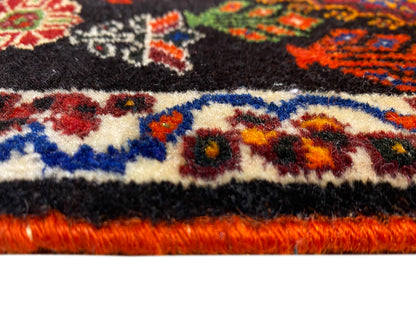 Alfombra Poshti de 56x56 cm Detalle del borde: cenefa multicolor y parte inferior naranja