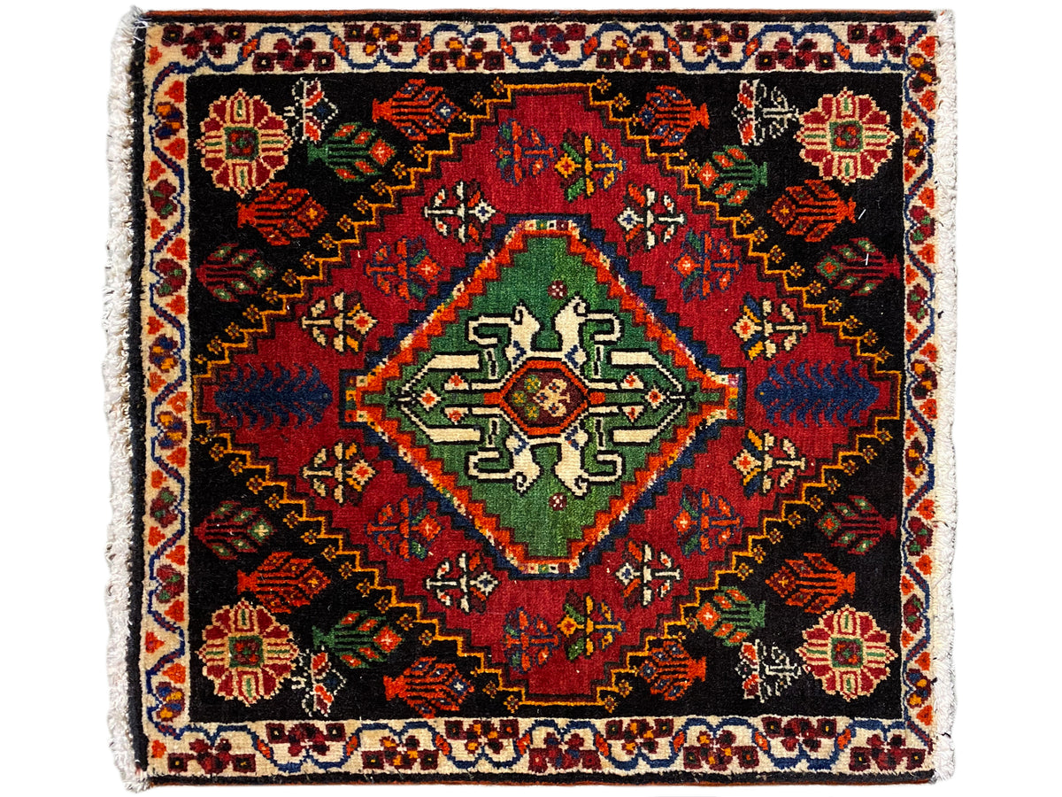 Alfombra Poshti cuadrada con fondo negro, medallón rojo/ verde/ azul y cenefa