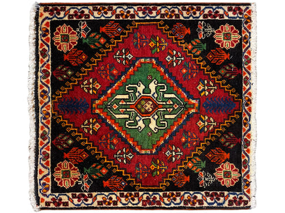 Alfombra Poshti cuadrada con fondo negro, medallón rojo/ verde/ azul y cenefa