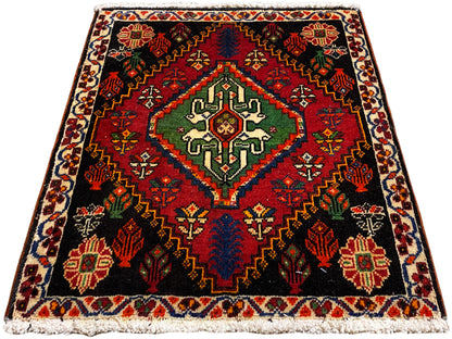 Alfombra cuadrada Poshti, fondo negro con un diseño central en verde, rojo y azul