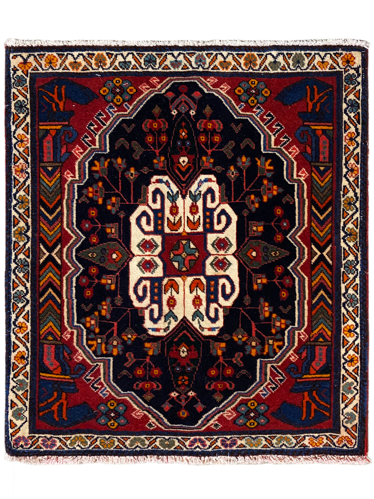 Alfombra Poshti de diseño cuadrado con base azul y estampado ornamental blanco y rojo