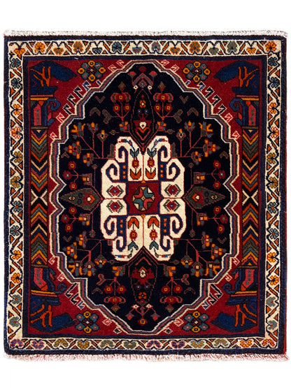 Alfombra Poshti de diseño cuadrado con base azul y estampado ornamental blanco y rojo