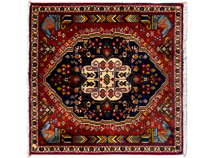 Alfombra Poshti con fondo rojo, medallón oscuro y ornamentos de marco multicolores