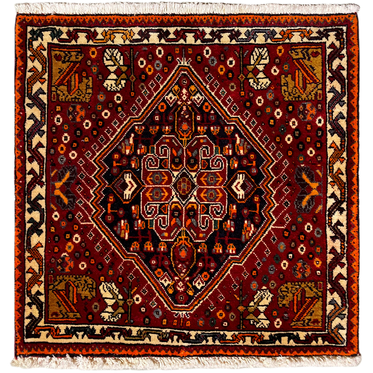 Alfombra Poshti de 60x60 cm, diseño rojo con borde naranja y flecos