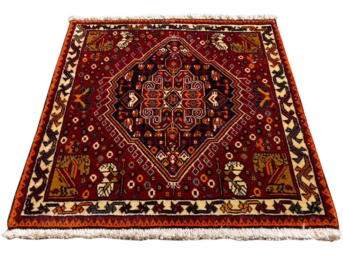 Alfombra poshti de 60x60 cm, alfombra roja con rombo ornamental y borde beige