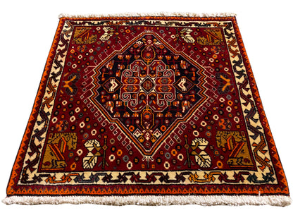 Alfombra poshti de 60x60 cm, alfombra roja con rombo ornamental y borde beige