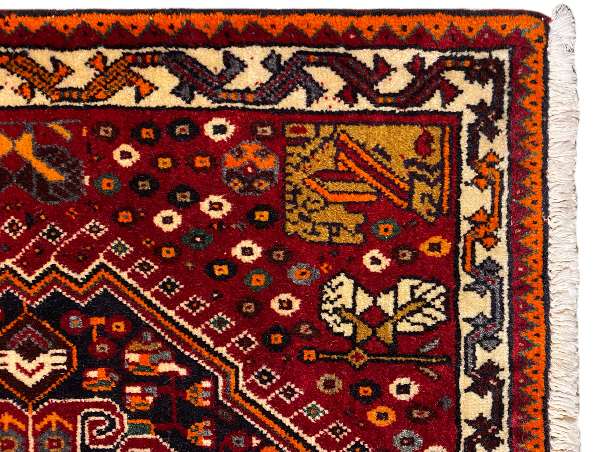 Alfombra Poshti de 60x60 cm, vista detallada: franja de estampado rojo y beige y flecos