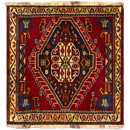 Alfombra Poshti (59×61 cm) con diseño geométrico rojo, cenefas multicolores y flecos