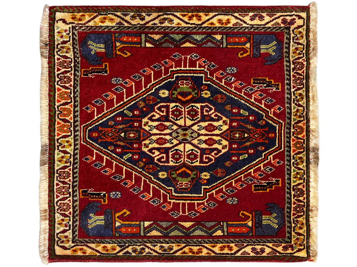 Alfombra poshti cuadrada (59×61 cm) con motivo de alfombra ornamental roja y flecos claros