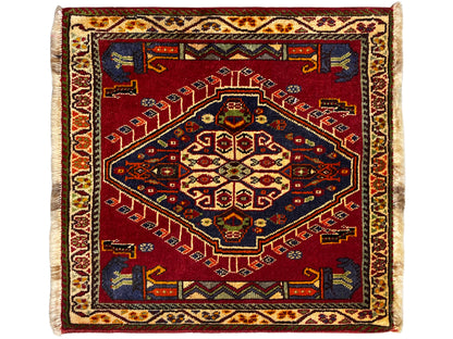 Alfombra poshti cuadrada (59×61 cm) con motivo de alfombra ornamental roja y flecos claros