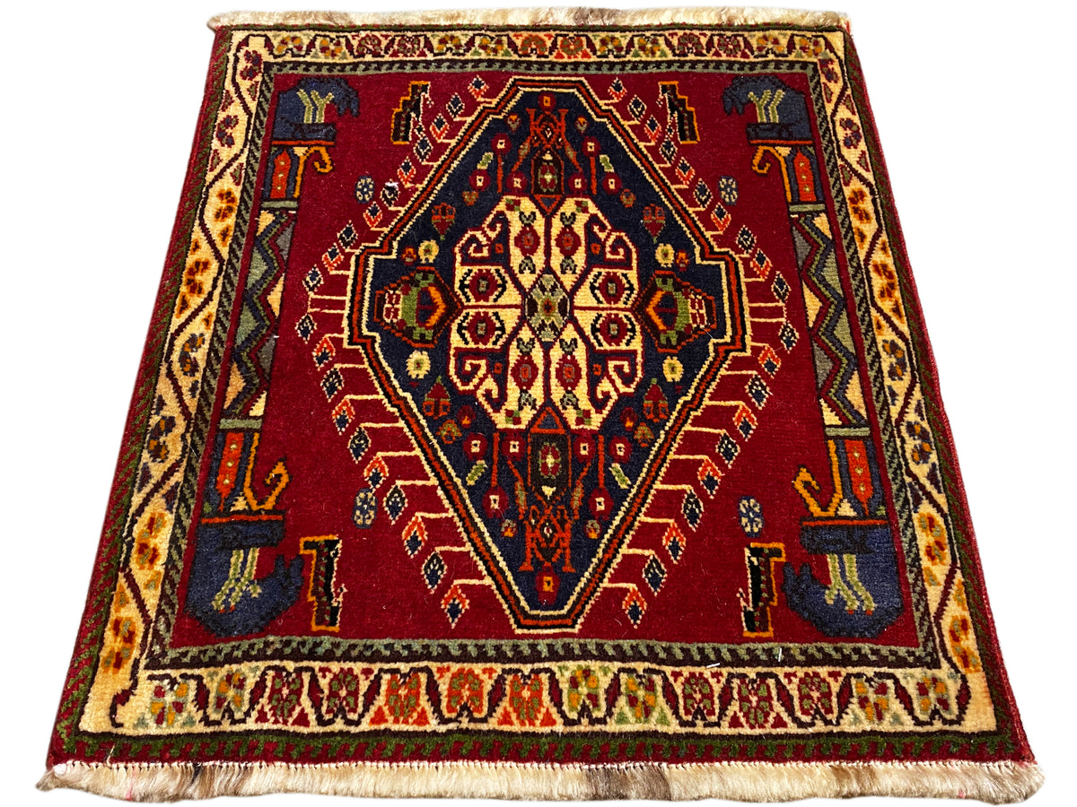 Alfombra Poshti (59×61 cm) en rojo con medallón central, cenefa decorativa y flecos