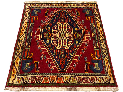 Alfombra Poshti (59×61 cm) en rojo con medallón central, cenefa decorativa y flecos