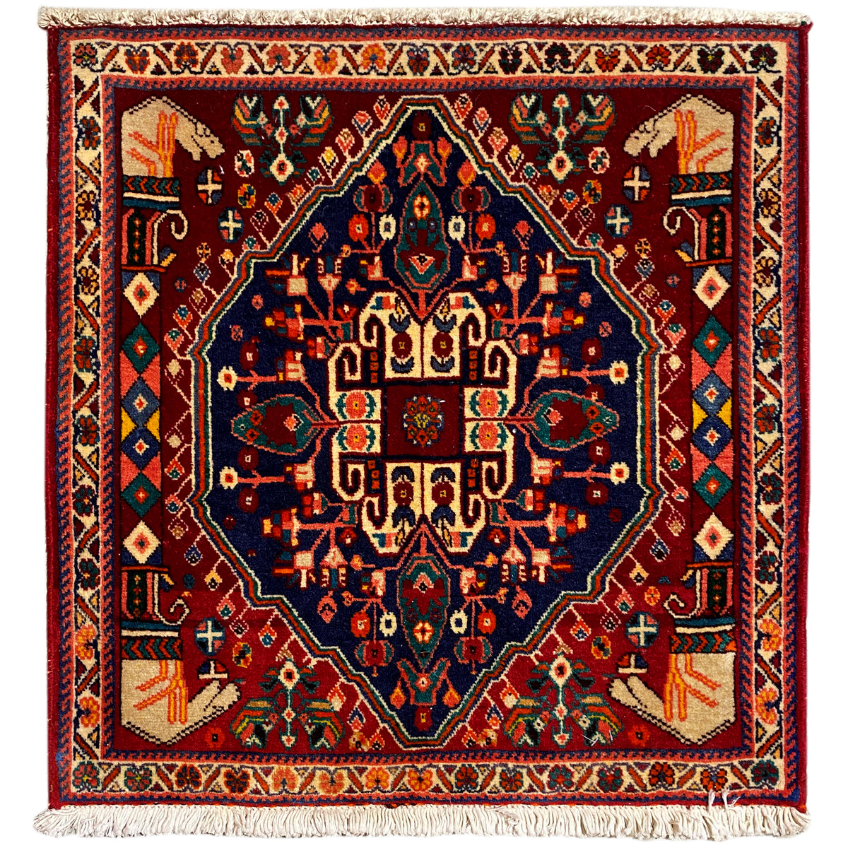 Alfombra Poshti de 64x64 cm, cuadrada, burdeos con ornamentación azul y flecos