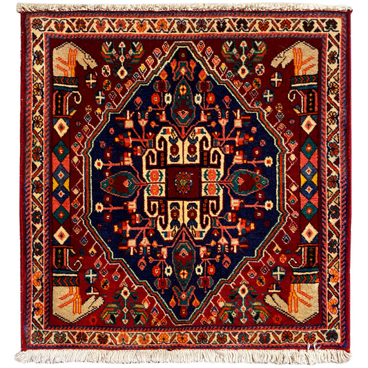 Alfombra Poshti de 64x64 cm, cuadrada, burdeos con ornamentación azul y flecos