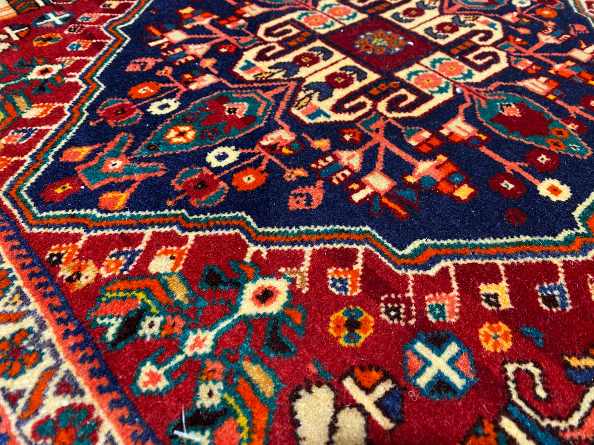 Alfombra Poshti de 64x64 cm, primer plano de campos ornamentales en azul oscuro, burdeos y turquesa