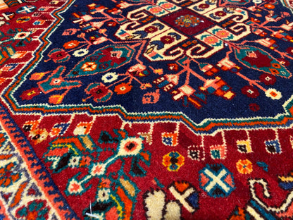 Alfombra Poshti de 64x64 cm, primer plano de campos ornamentales en azul oscuro, burdeos y turquesa