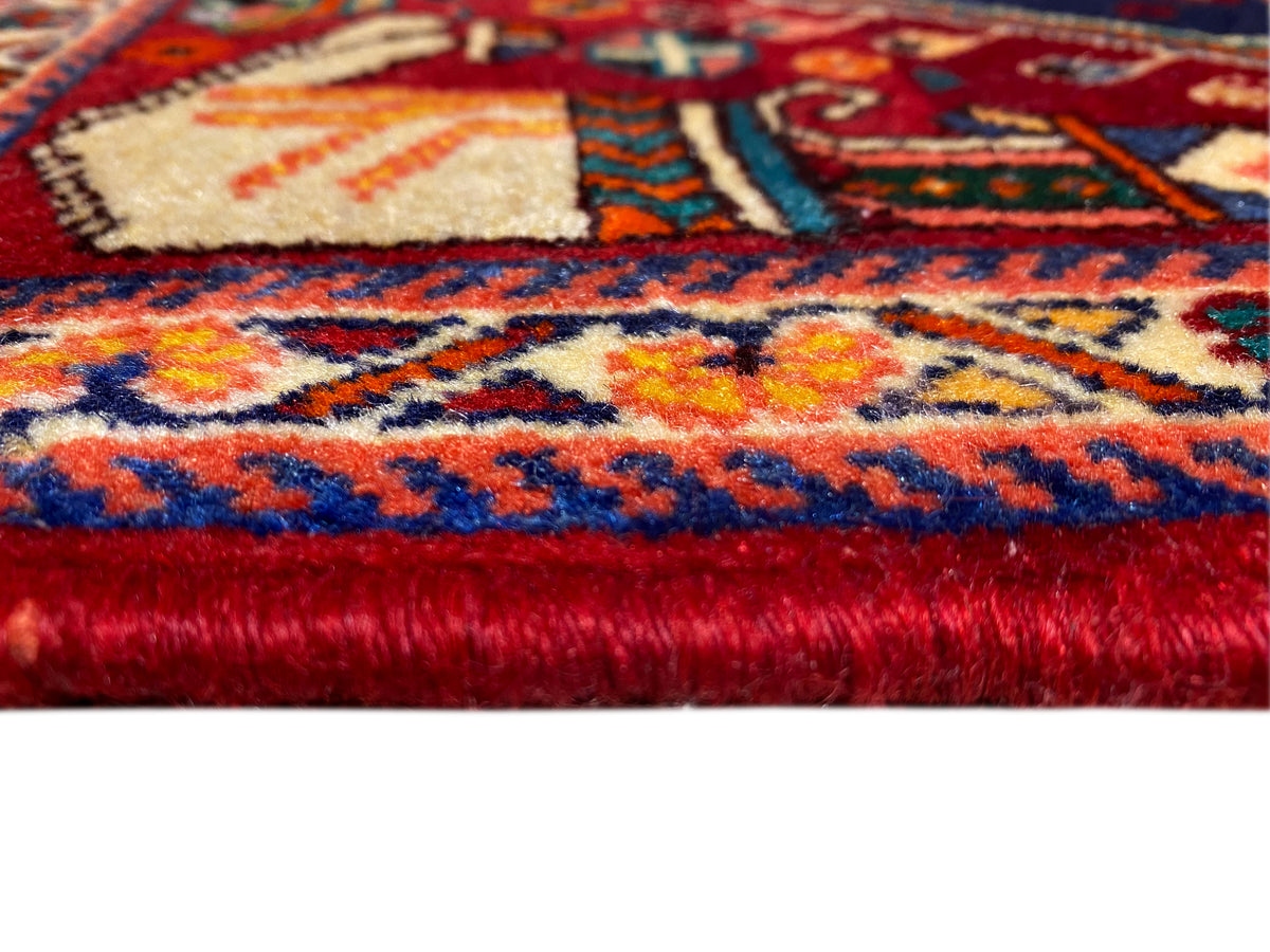 Alfombra Poshti de 64x64 cm, primer plano del pelo y el borde, roja y azul con detalles multicolores