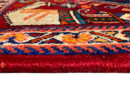 Alfombra Poshti de 64x64 cm, primer plano del pelo y el borde, roja y azul con detalles multicolores