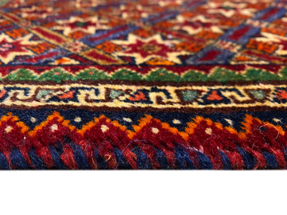 Alfombra Poshti de 62x52 cm en primer plano: franjas de colores y flecos de pelo alto.