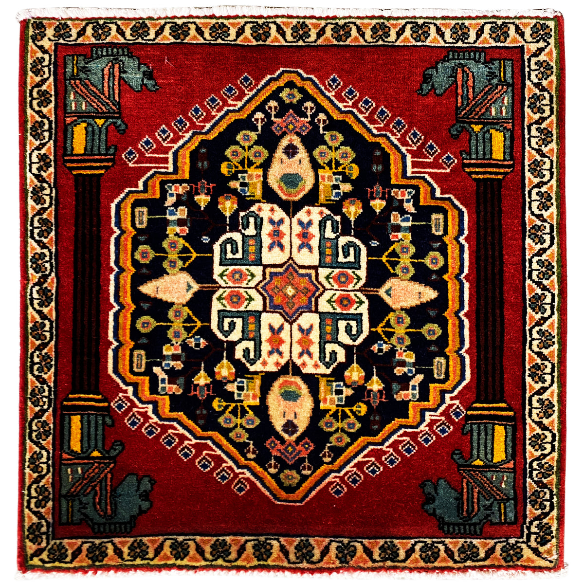 Alfombra Poshti cuadrada con fondo rojo y ornamentos coloridos y simétricos