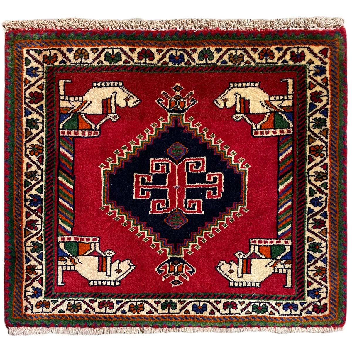 Alfombra Poshti de 58x68 cm: alfombra roja con estampado, medallón y figuras artesanales
